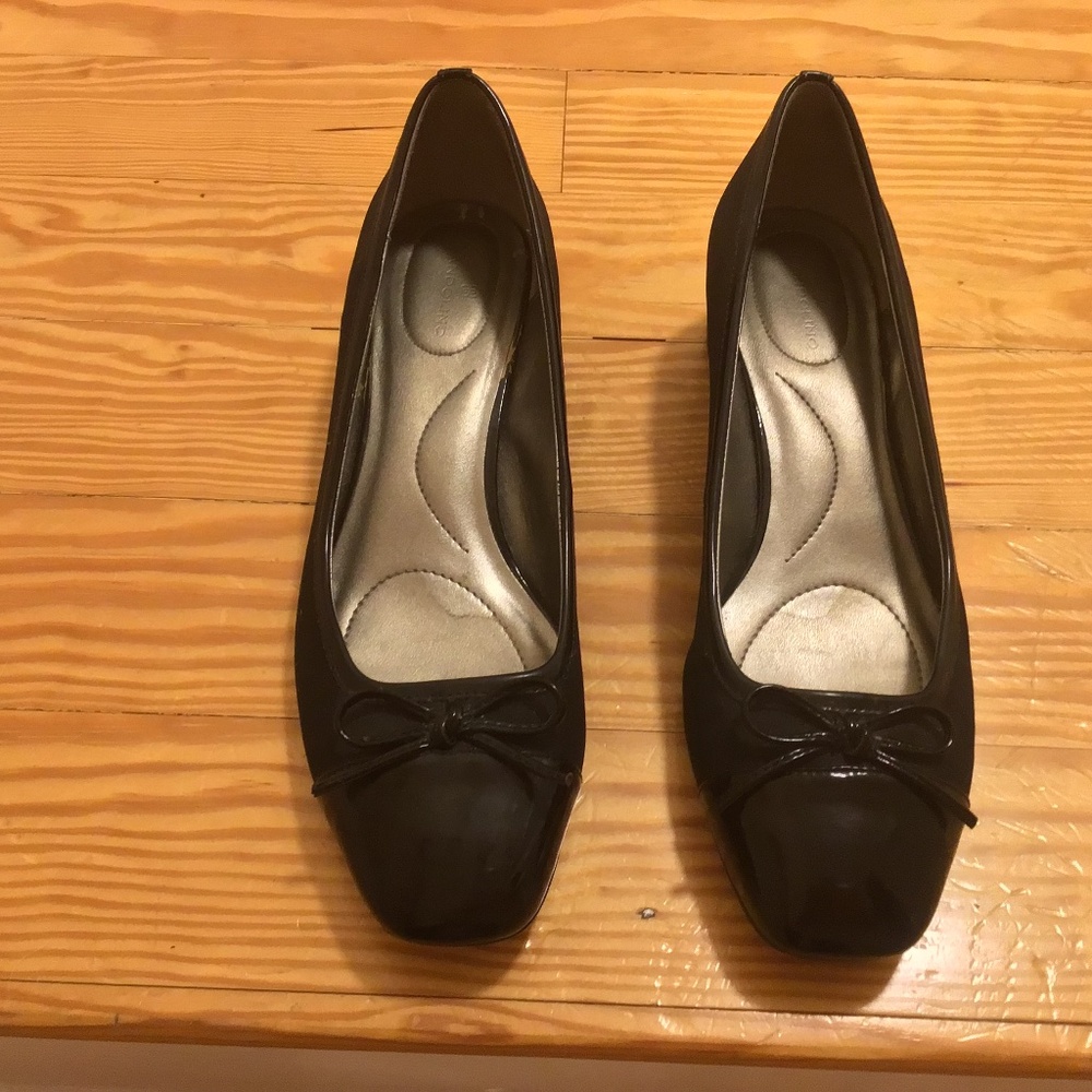 Bandolino Black Pumps - Suede with Patent Toe - Size 8M - Never Worn - Picture 4 of 7
